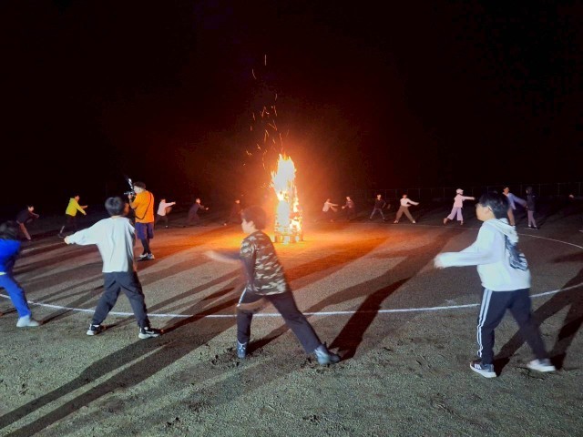 夜のキャンプファイヤー