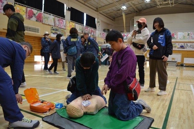 児童による心肺蘇生訓練