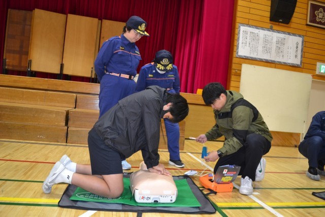 児童と本校職員による心肺蘇生訓練