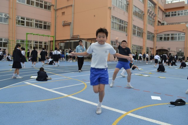 笑顔で頑張っています