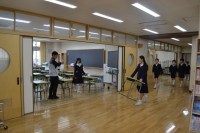 机を運んでいます