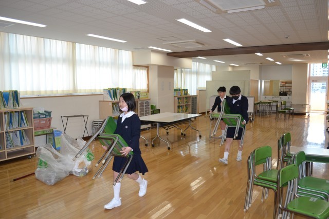 机を運んでいます