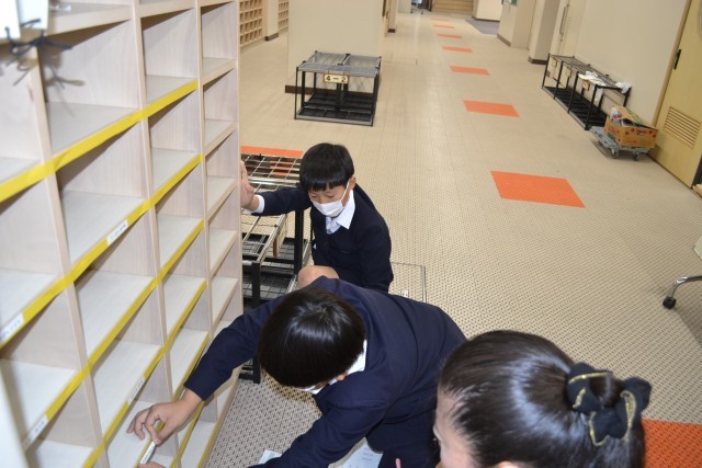 新入生の靴箱の準備です