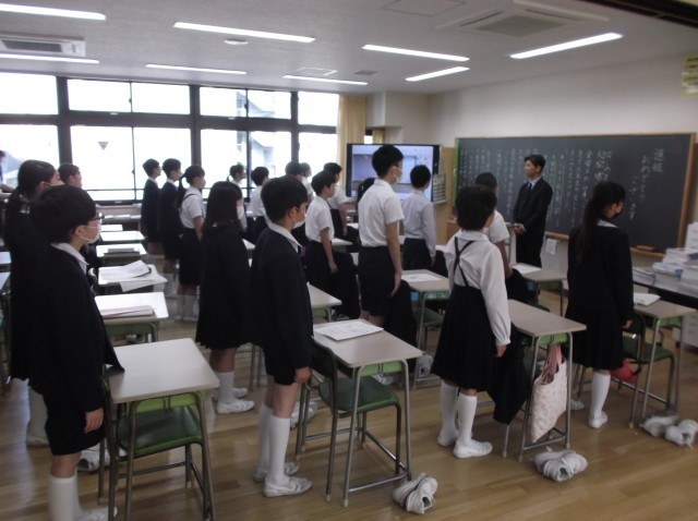 立派な態度で式に参加します