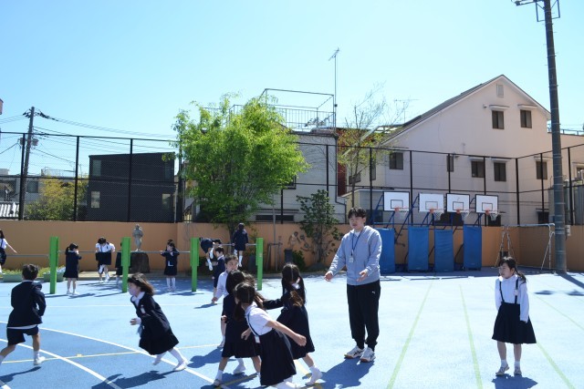 新社会人の先生も一緒に遊びます