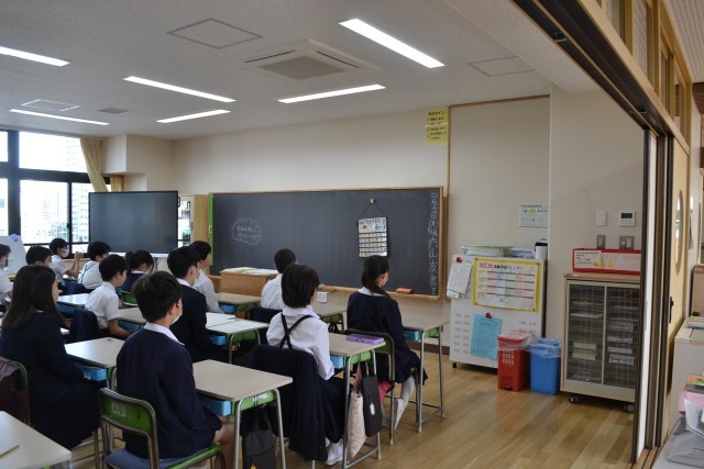 集中してお話を聴いています