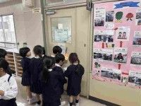 事務室の説明をしているよ。