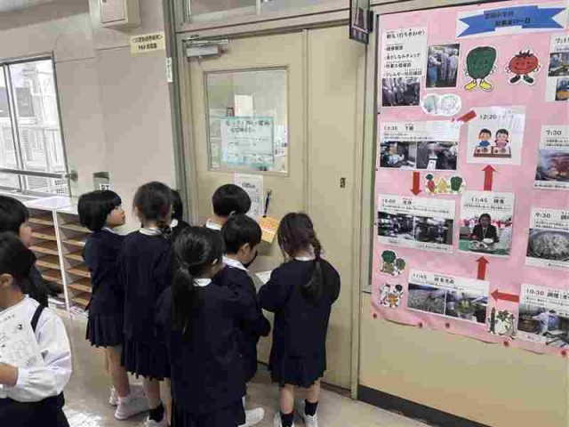 事務室の説明をしているよ。