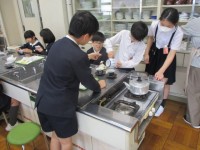 急須の蓋を押さえて注ぎます