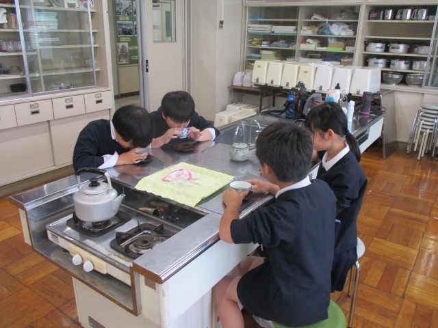 自分たちで入れたお茶のお味はいかが