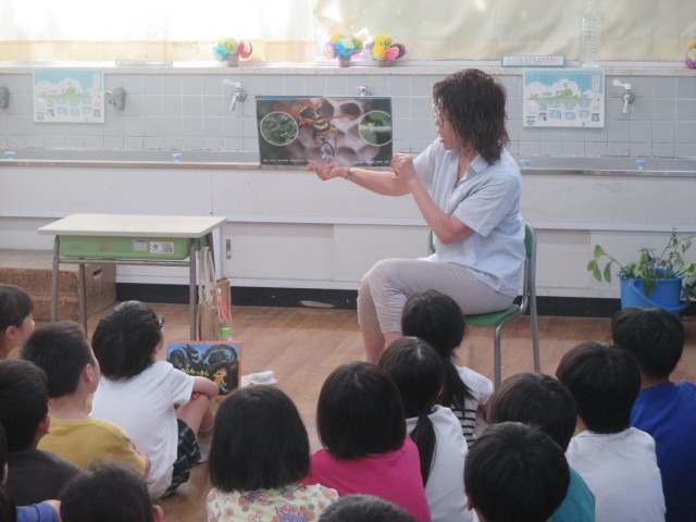 各学年ごとに読み聞かせ