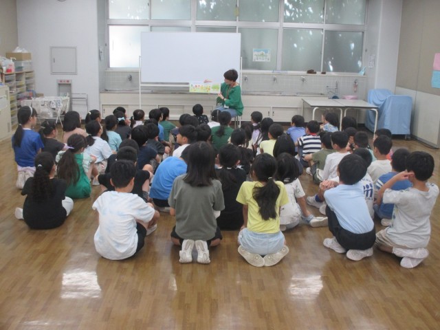 各学年ごとにオープンスペースに集合