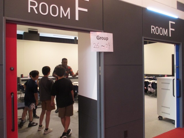 各部屋に分かれて少人数で活動中