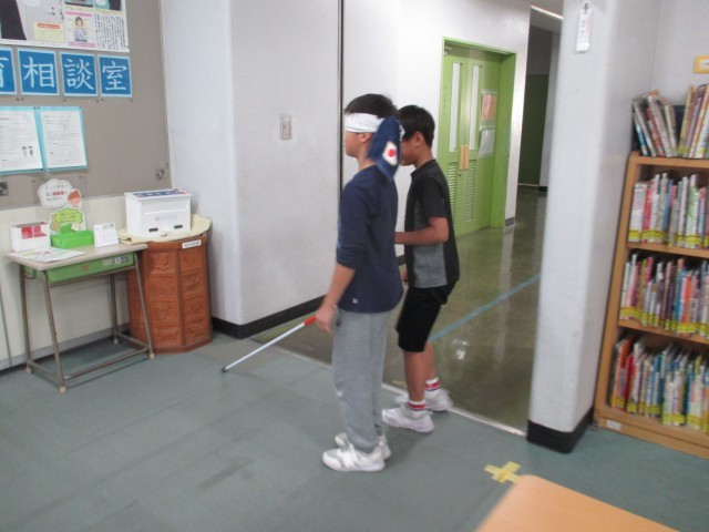 視覚障害を体験中