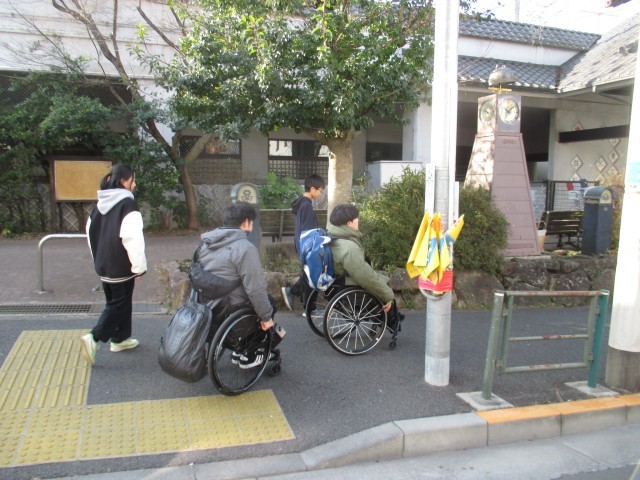 駅から学校までご案内