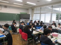 班で松井さんの人柄について話し合う様子