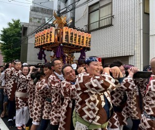 入谷中央町会の御神輿を担ぎました