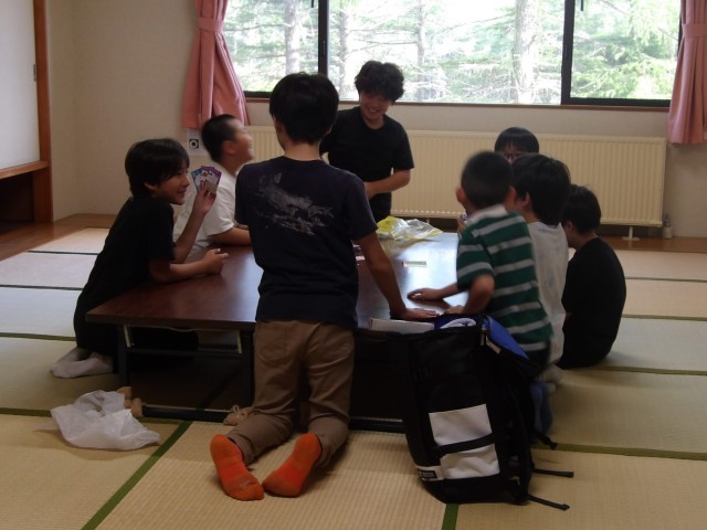 部屋でゲーム