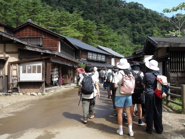 入口から村内への街道