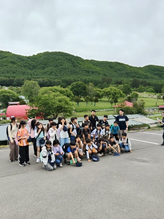 大自然の中で集合写真です