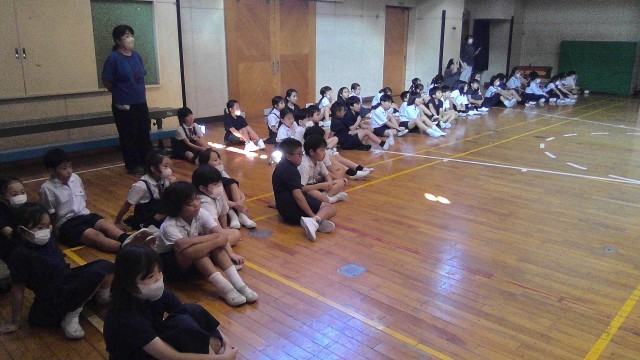 真剣な表情で参観しています。