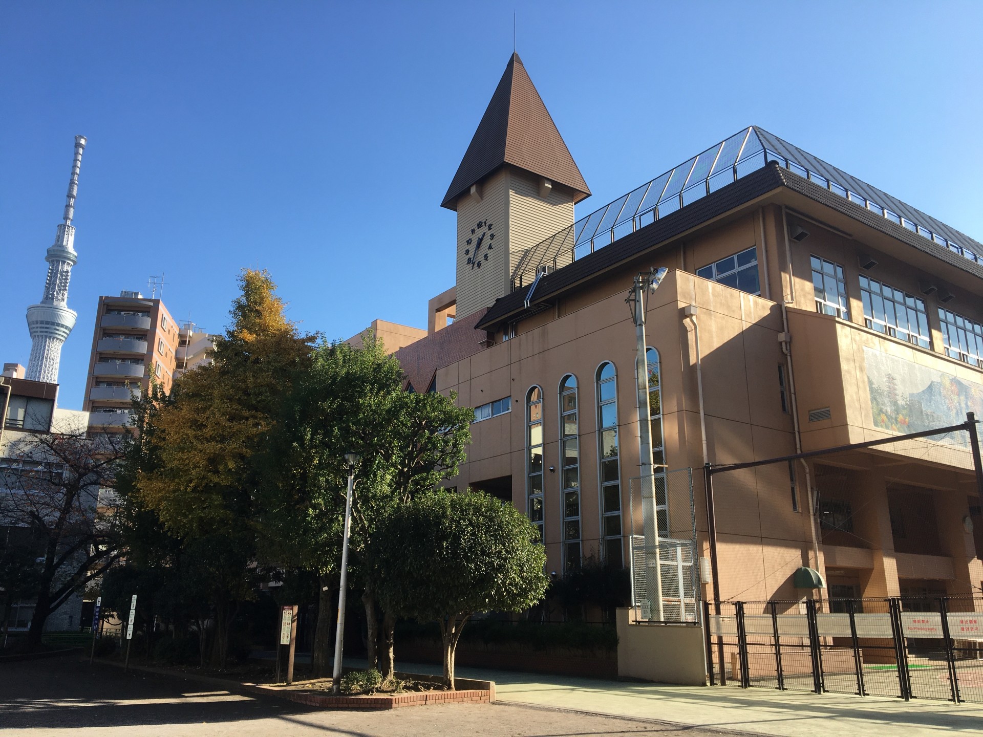 記念誌Ｐ１秋晴れの校舎.JPG