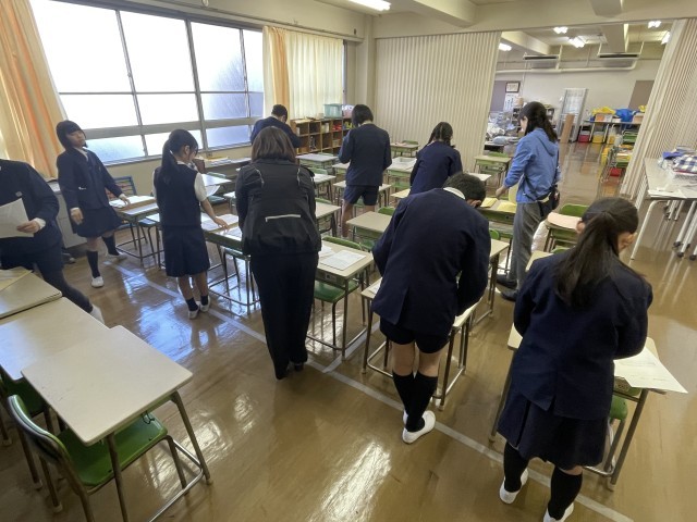 配布文書の袋詰め