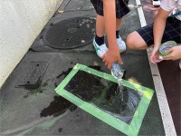 ラップの上で水の流れる方向を確認しています。