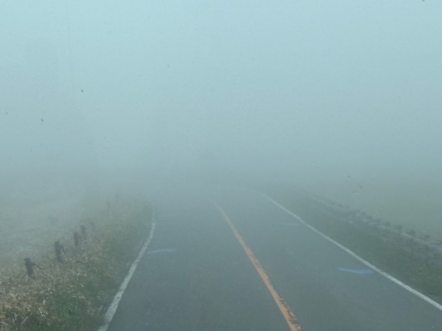 霧がすごくてリフトは中止としました。