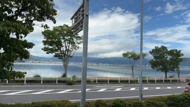 諏訪湖のガラス美術館前です