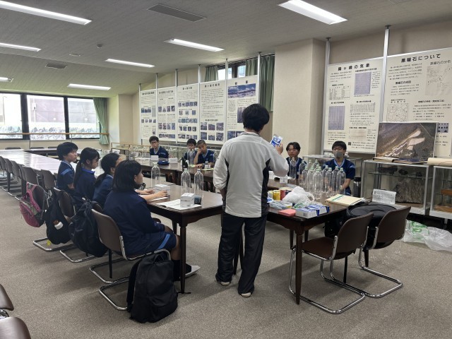 科学部　ペットボトルロケットを作ります。