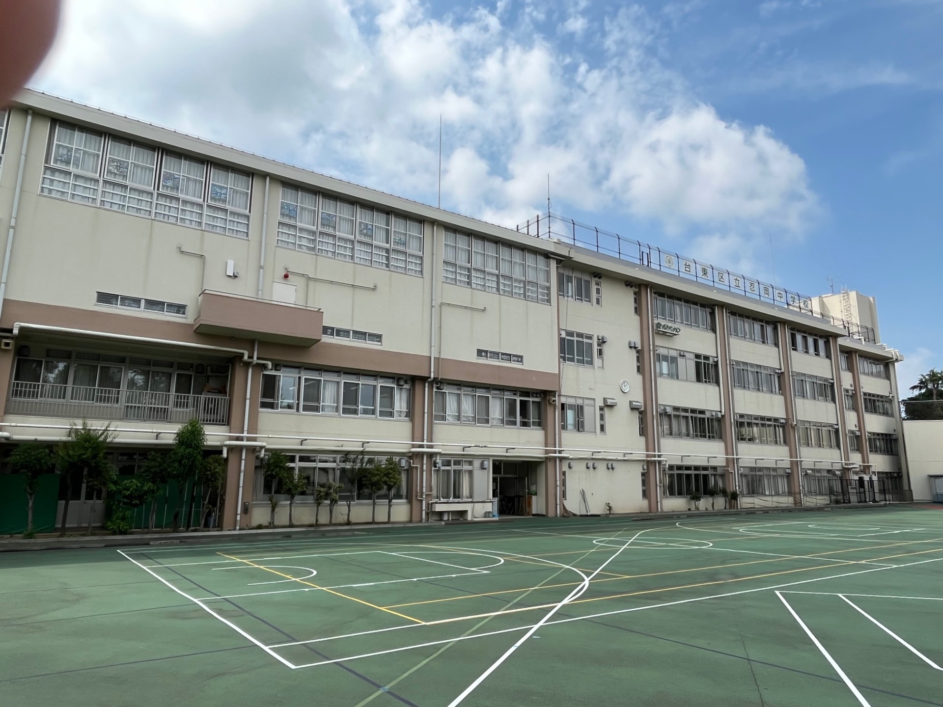 校舎（校庭側）.jpg