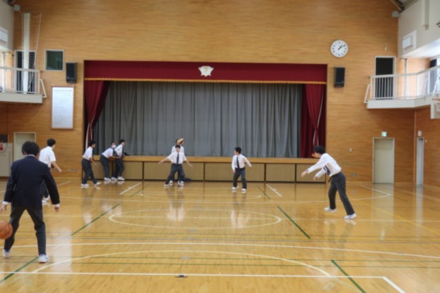 お昼休みの体育館