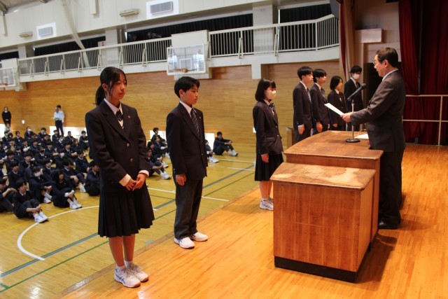 各委員長が代表で任命書授与