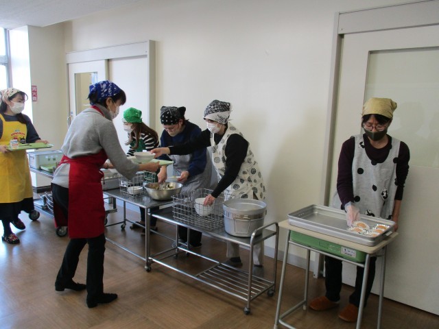 令和５年度　試食会の様子