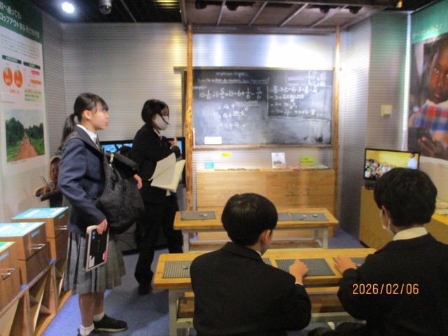 JICA地球ひろば（新宿区）で開発途上国の学校教室の様子を見学