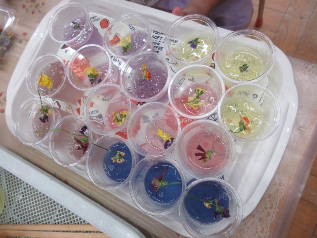 花のトッピングを載せたスライム
