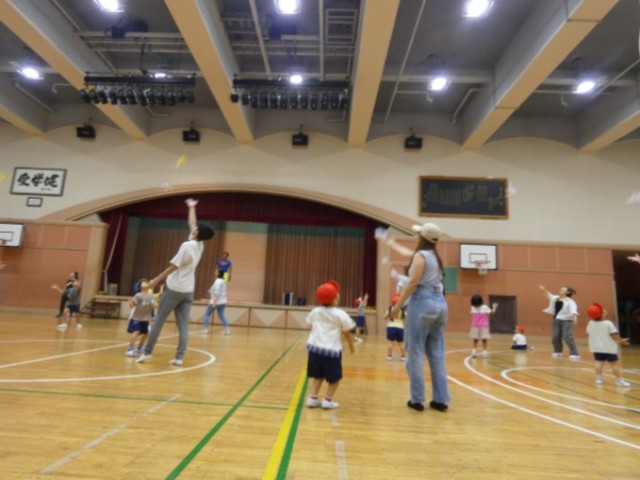 親子で縄跳びキャッチ！