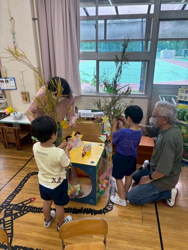 つき組　おじいちゃん・おばあちゃんと飾り付け