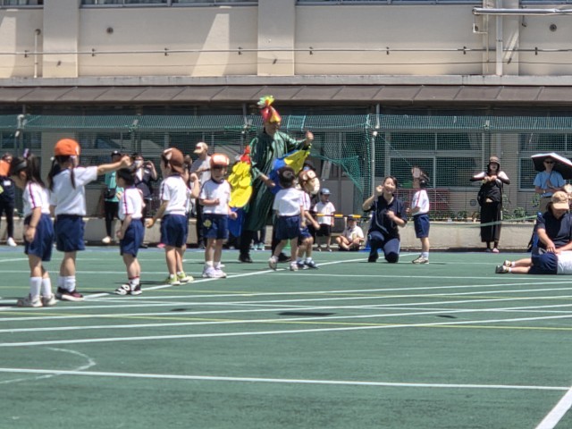 物知りオウムも一緒にダンス