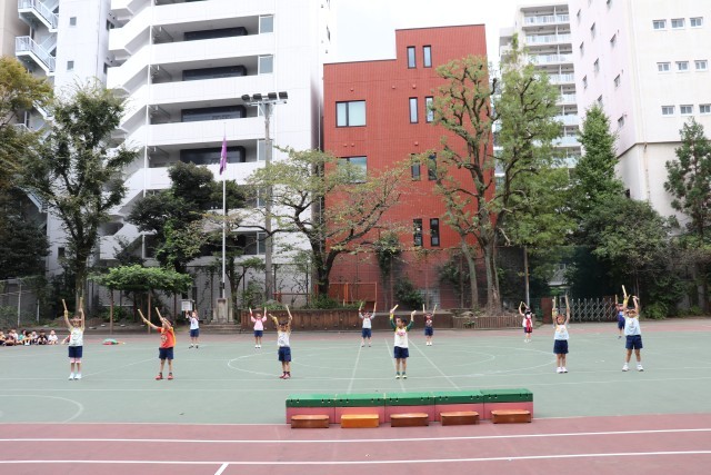 ばら組さんは、憧れの太鼓のパフォーマーになって力強く踊ります