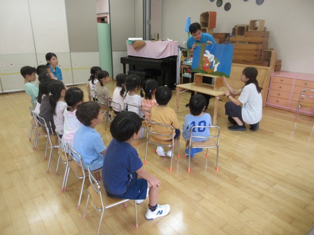 小学校の先生による読み聞かせ