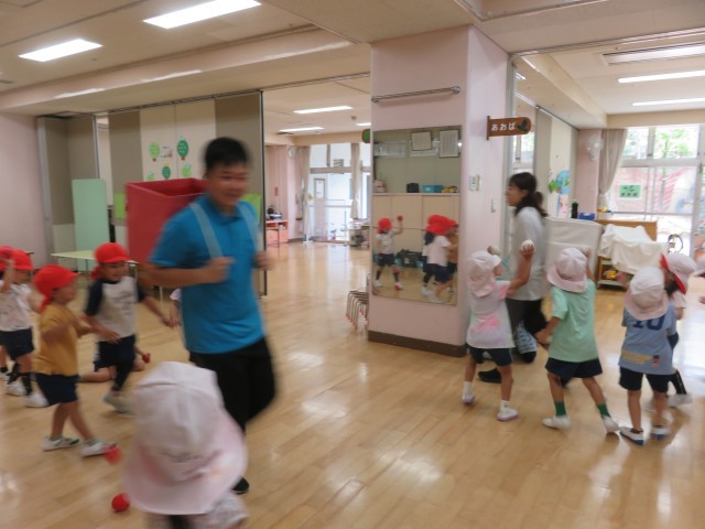 追いかけ玉入れ