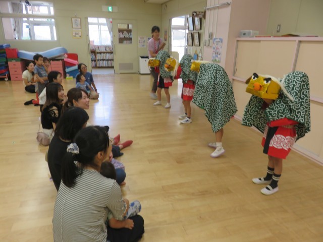 年長組の獅子舞披露